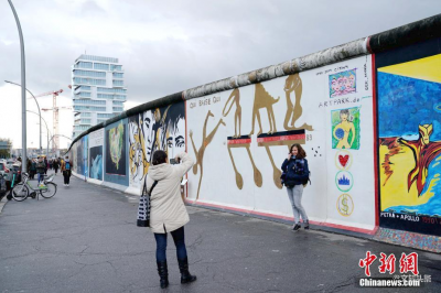 “东边画廊”绘满不同国家艺术家的作品  德国纪念柏林墙倒塌30周年