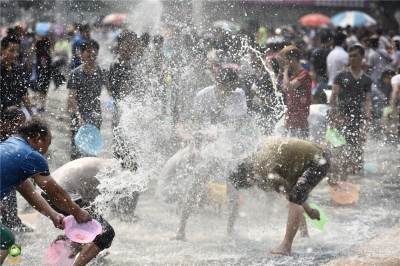 【就爱去西双版纳】泼水狂欢庆傣族年