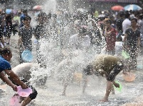 【就爱去西双版纳】泼水狂欢庆傣族年