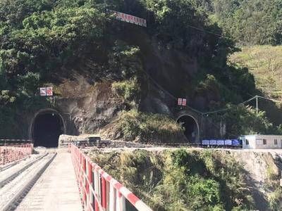 大理至瑞丽铁路阿克路隧道贯通