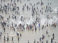 【就爱去西双版纳】泼水狂欢庆傣族年