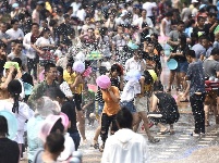 【就爱去西双版纳】泼水狂欢庆傣族年