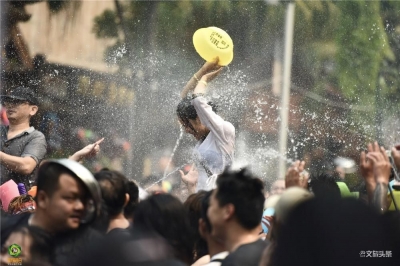 【就爱去西双版纳】泼水狂欢庆傣族年