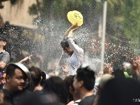 【就爱去西双版纳】泼水狂欢庆傣族年