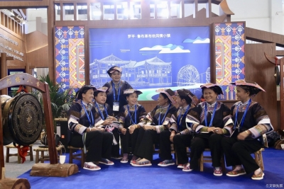 罗平县鲁布革布依风情小镇亮相旅交会 凸显“小而特、小而优、小而精、小而美”特色