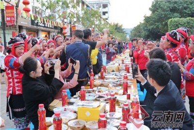 6000余人同桌吃饭，餐桌绵延3公里，云南墨江哈尼长街宴开席！