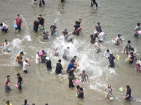 【就爱去西双版纳】泼水狂欢庆傣族年