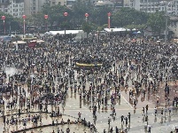 【就爱去西双版纳】泼水狂欢庆傣族年