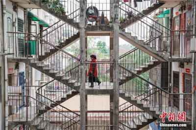 探访广西南宁网红“鸳鸯楼”：两侧楼梯相连 如电影场景