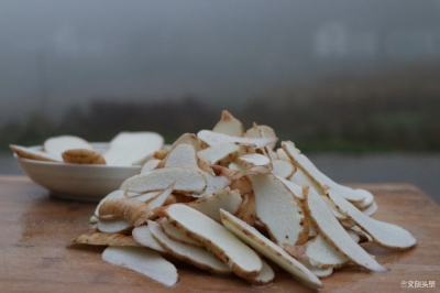 1.13%天麻素，生长2年以上，这个冬天让小草坝天麻为你御寒