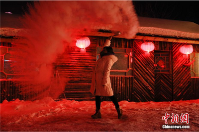 黑龙江雪乡夜色如画 游客品味东北风情