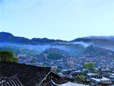 饮“高山流水”、观苗家歌舞、赏特色民俗……西江千户苗寨玩场趣味多