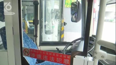 昆明公交车上多了一道门！司机再也不用担心方向盘被抢了