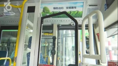 昆明公交车上多了一道门！司机再也不用担心方向盘被抢了