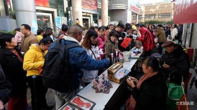 昆明少儿图书馆给百余名读者颁奖