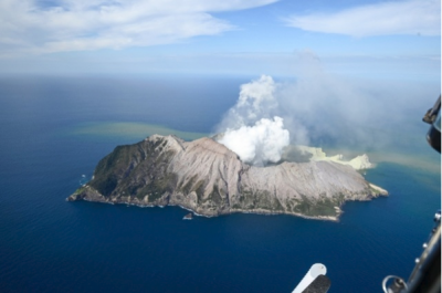 已有预警发出仍组织游客登岛 新西兰火山喷发悲剧，该谁负责