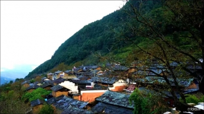 【临沧市乡村旅游示范村】流经的千百年时光，藏在了这座茶马古道上的石头部落