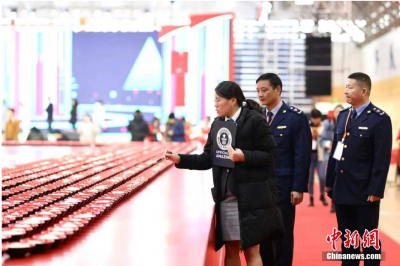 3988碗！湖南刷新“最长的碗面行列”吉尼斯世界纪录
