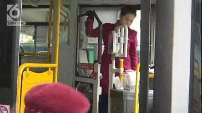 昆明公交车上多了一道门！司机再也不用担心方向盘被抢了
