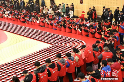 3988碗！湖南刷新“最长的碗面行列”吉尼斯世界纪录