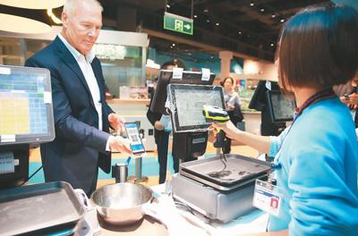 支付宝、微信近期开通支持海外银行卡绑定， 外国游客也能“扫码”逛中国