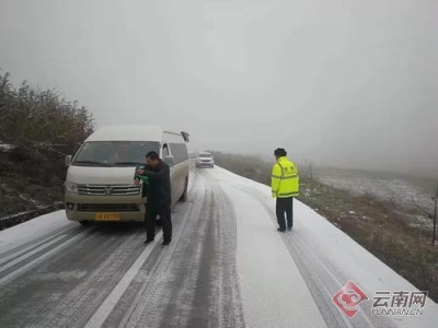 云南昭通高海拔地区路面积雪结冰 交警：尽量避免夜间行驶