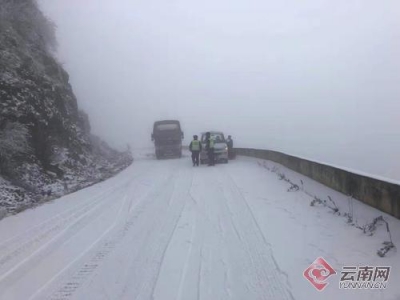 云南昭通高海拔地区路面积雪结冰 交警：尽量避免夜间行驶