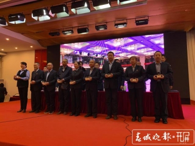 颁发臂章、徽章、荣誉卡，昆明评出1235名“星级的哥的姐”
