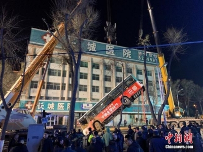 揪心!西宁路面塌陷 公交车坠入坑中10人失联