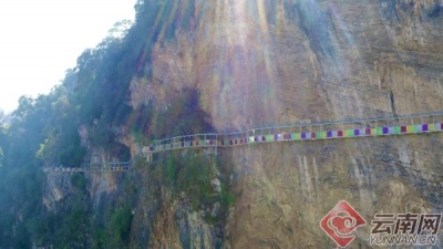 媲美“天空之路”！云南文山广南建成国内最长七彩9D玻璃栈道