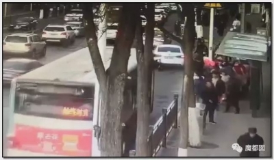 揪心!西宁路面塌陷 公交车坠入坑中10人失联