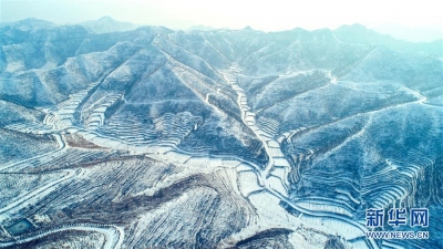 河北涉县：雪映太行梯田美