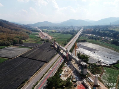 中老昆万铁路王四龙特大桥连续梁合龙