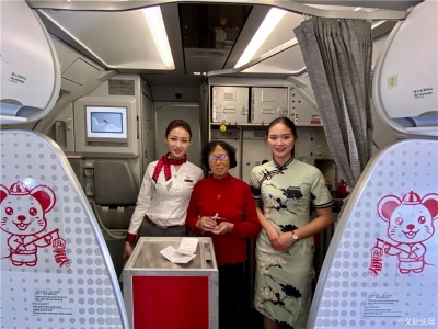 红土航空庆元旦 机上送祝福