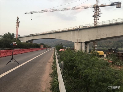 中老昆万铁路王四龙特大桥连续梁合龙
