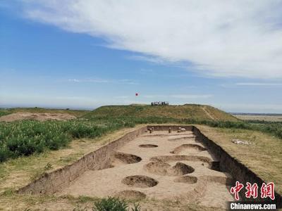 哈萨克斯坦拉哈特古城遗址出土文物约70件