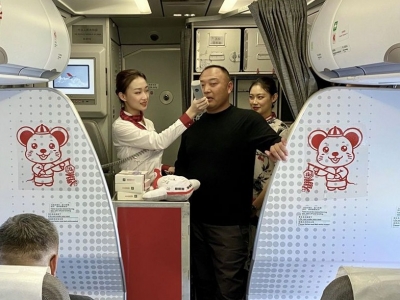 红土航空庆元旦 机上送祝福