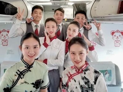 红土航空庆元旦 机上送祝福