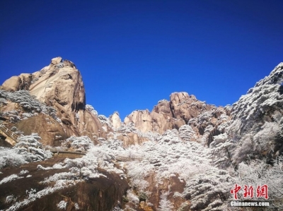 黄山云海雾凇相互映衬宛如仙境