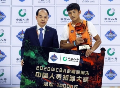 首位草根扣篮王 “云南滑翔机”夺得CBA全明星扣篮大赛冠军 