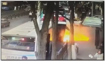 揪心!西宁路面塌陷 公交车坠入坑中10人失联