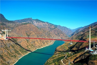 华丽高速金安金沙江大桥实现顺利合龙