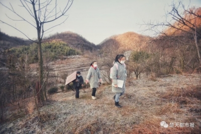 武汉初一女生因疫情被困大山，她这么上课