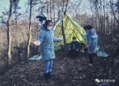 武汉初一女生因疫情被困大山，她这么上课