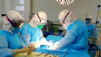 并肩作戰(zhàn)抗擊疫情  伉儷情深無怨無悔   