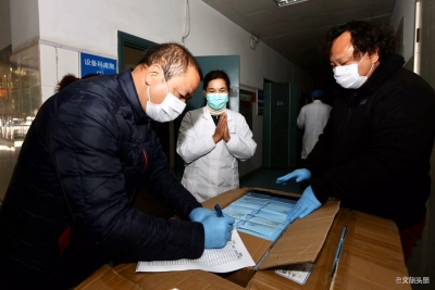 导游携手抗疫情  2800个N95口罩送达昆明市三院解燃眉之急