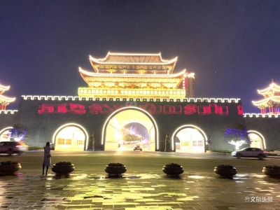 曲靖标志建筑亮灯，为“中国加油！武汉加油！”