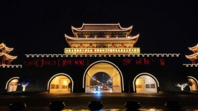曲靖标志建筑亮灯，为“中国加油！武汉加油！”