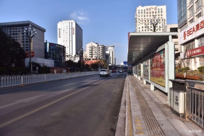 2月3日，一些行业开始复工，早高峰时的昆明城。