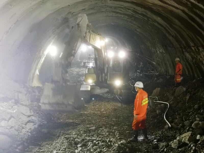 云南：中老铁路立新隧道贯通高风险隧道建设取得突破